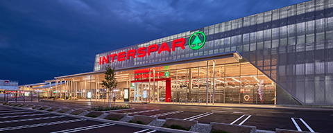 INTERSPAR Hypermarkt Oberwart in der Abenddämmerung von Außen