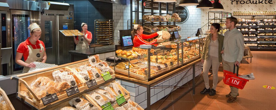 Verschiedene Mitarbeiter:innen der INTERSPAR Backstube bei der Arbeit