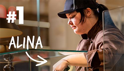 Portraitfoto eines INTERSPAR Systemgastronomie Lehrlings bei der Arbeit