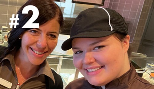 Portraitfoto eines INTERSPAR Systemgastronomie Lehrlings bei der Arbeit