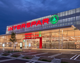 INTERSPAR Hypermarkt Oberwart in der Abenddämmerung von Außen