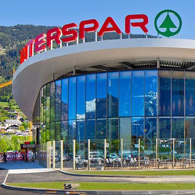 Fassade eines INTERSPAR-Hypermarktes im Sonnenschein