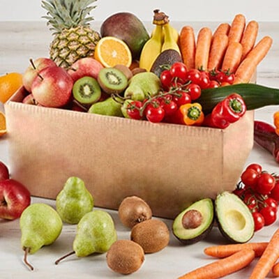 Obst- und Gemüsekisten von INTERSPAr auf einem Aufsteller