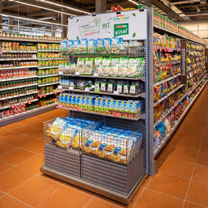 Ein Regal voller palmölfreier Produkte in einem INTERSPAR