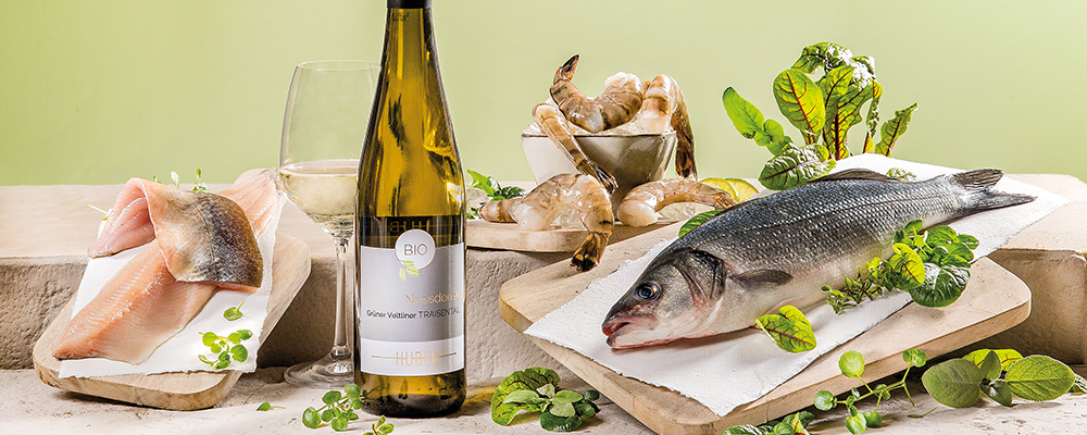 Verschiedene Bio Fische- und Meeresfrüchte auf einem Tisch
