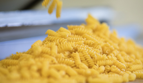 Viele Fusilli-Nudeln auf einem Haufen