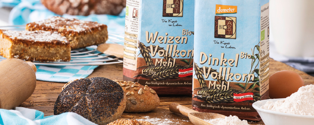 Zwei Packungen Demeter-Mehl und mehrere Semmeln