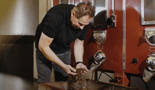 Ein Mitarbeiter von Mocafé beim Begutachten von Kaffeebohnen