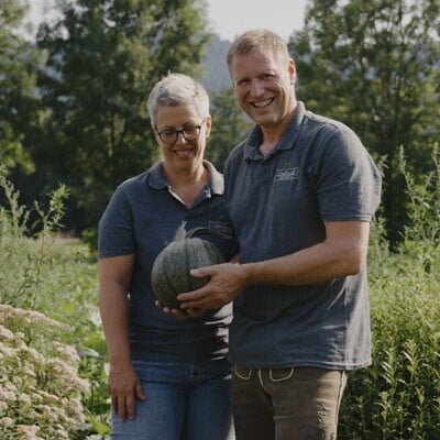 Zwei Personen von Hamlitsch mit einem Kürbis in den Händen