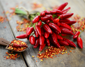 Ein großer Bund von Chilischoten und Chilisamen