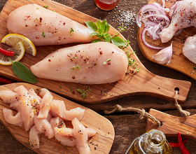 Frischs Hühnerfleisch in verschiedene Stücke geschnitten