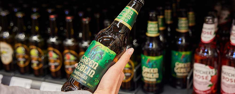Detailaufnahme einer Craft Beer-Flasche in den Händen einer Person