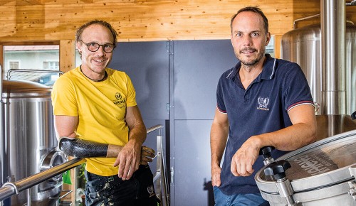 Zwei Mitarbeiter der Biermanufaktur LONCIUM neben Biertanks