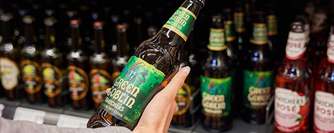 Detailaufnahme einer Craft Beer-Flasche in den Händen einer Person