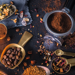Eine Schaufel voller Kaffeebohnen und gemahlener Kaffee