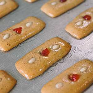 Mehrere Lebkuchen auf einem Blech
