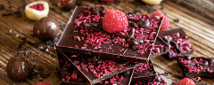 Mehrere, mit Himbeeren garnierte, Tafeln Schokolade