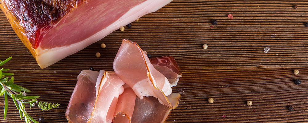 Ein Stück Speck und ein paar ausgeschnittene Scheiben
