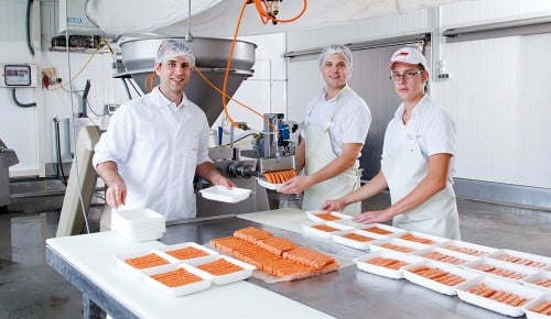 Mitarbeiter:innen der Metzgerei Dachsberger bei der Arbeit