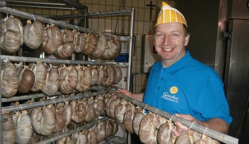Ein Mitarbeiter der Metzgerei Gutscher bei der Arbeit