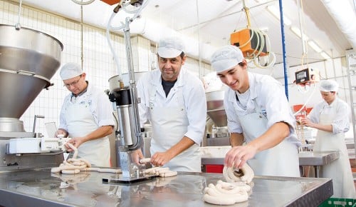 Mitarbeiter:innen der Metzgerei Hörtnagl bei der Arbeit