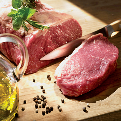 Ein frisch abgeschnittenes Stück Schweinefleisch auf einem Brett
