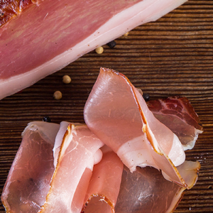 Ein Stück Speck und ein paar ausgeschnittene Scheiben