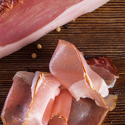 Ein Stück Speck und ein paar ausgeschnittene Scheiben
