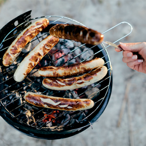 Frisch gegrillte Bratwürstel auf einem Kugelgrill