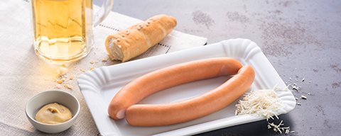 Ein paar Frankfurter Würstel mit Senf und Kren