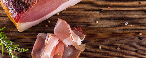 Ein Stück Speck und ein paar ausgeschnittene Scheiben