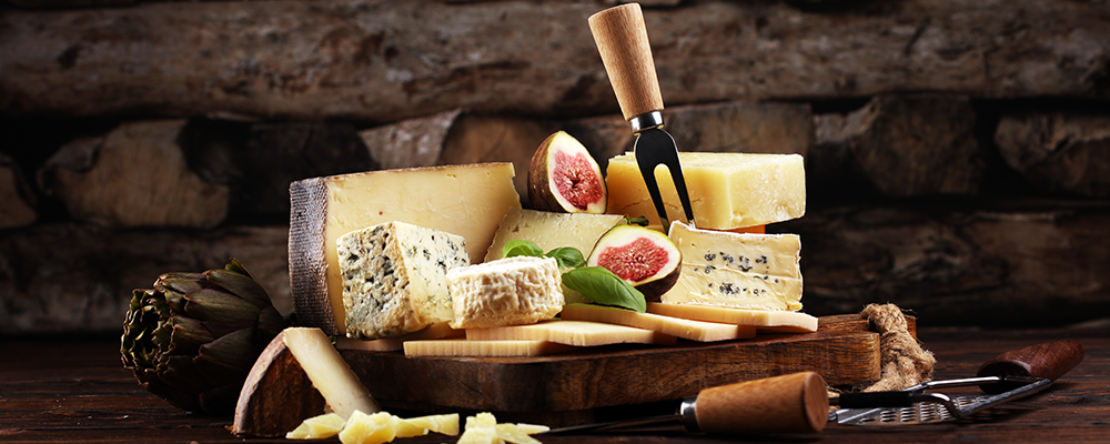 Käse aus Österreich Mehrere verschiedene Käse auf einem hölzernen Käseteller
