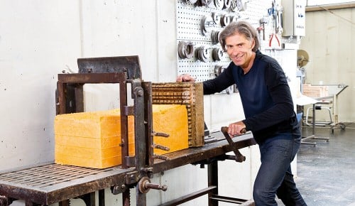 Ein Mitarbeiter der Seifenmanufaktur Walde beim Schneiden eines Seifenblocks