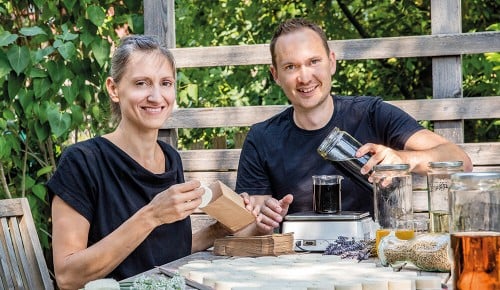 Ein Mann und eine Frau der Firma Wunderberg beim Herstellen von Seife