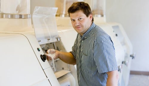 Ein Mitarbeiter der Getreidemühle Kropfitsch beim mahlen von Mehl