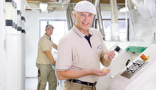 Ein Mitarbeiter der Lerchenmühle Wieser neben einer Mühle
