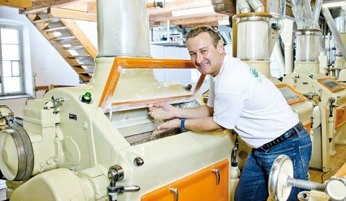 Ein Mitarbeiter der Stöber Mühle beim Mahlen von Mehl