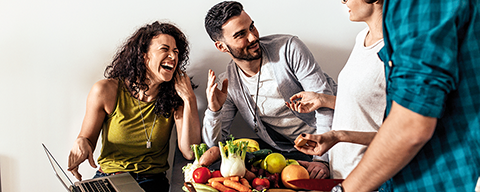 Mehrere Personen beim gemeinsamen Kochen von Gemüse