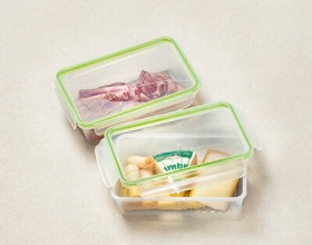 Zwei Frischedosen aus Glas gefüllt mit Käse und Schinken