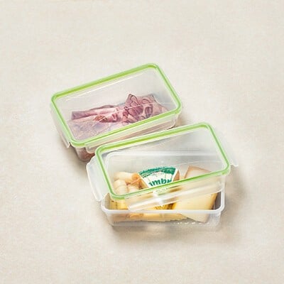 Zwei Frischedosen aus Glas gefüllt mit Käse und Schinken