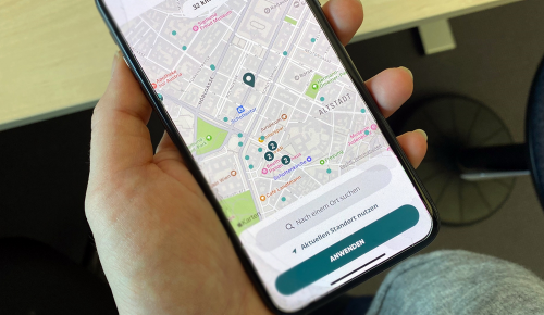 Eine Person mit einer geöffneten Too Good To Go App