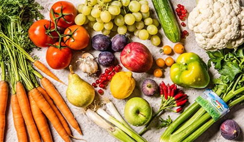 Viel verschiedenes Obst und Gemüse liegt auf einem Tisch