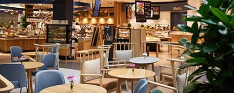 Viele Stühle und Tisch in einem INTERSPAR Restaurant