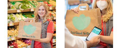 Eine INTERSPAR-Mitarbeiterin mit einem Too Good To Go Sackerl in den Händen