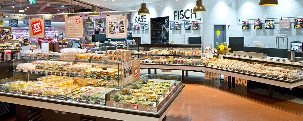 Blick in die Fisch-, Fleisch- und Käsetheke eines INTERSPAR Hypermarkts