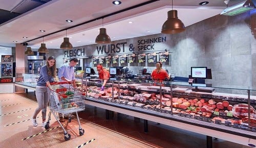 INTERSPAR Fleisch- und Wursttheke mit zwei Kund:innen