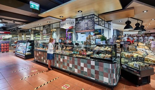 Blick auf die INTERSPAR Market Kitchen mit verschiedenen warmen Gerichten zum Mitnehmen