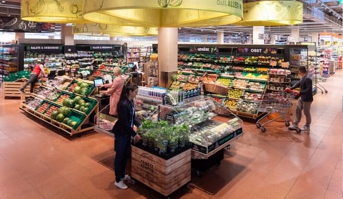 Mehrere Kund:innen in der Obstabteilung eines INTERSPAR-Hypermarkts