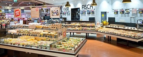 Blick in die Fisch-, Fleisch- und Käsetheke eines INTERSPAR Hypermarkts