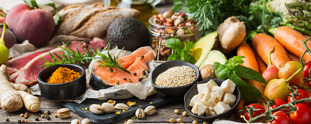 Viele verschiedene Lebensmittel wie Fisch, Fleisch, Gemüse und mehr auf einem Tisch